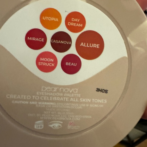Pear nova eye shadow palette NWT - Picture 3 of 11